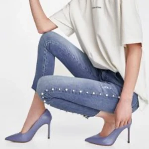 Jeans från Zara - Superfina blåa jeans från Zara med pärlor på sidorna,  st 34 🤩 ( Lånad förstabild )