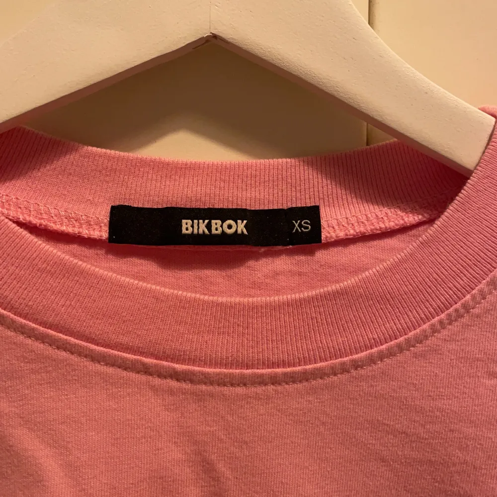 En rosa croppad tröja från bikbok i storlek xs! (skriv privat om ni vill ha fler bilder) 💛💛. T-shirts.
