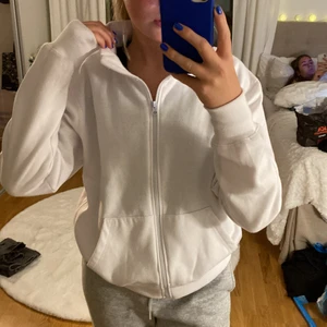 Tjocktröja  - Så sportig och cool tjocktröja med dragkedja. Aldrig använd!!!! Så bekväm och snygg, passar till allt 🤍🤍🤍🤍