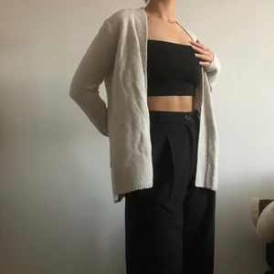 Stickad kofta - Supermysig och varm kofta från zara som passar till allt! Perfekt till de kommande kyliga säsongerna🥰 sitter fint på mig som brukar ha S. 