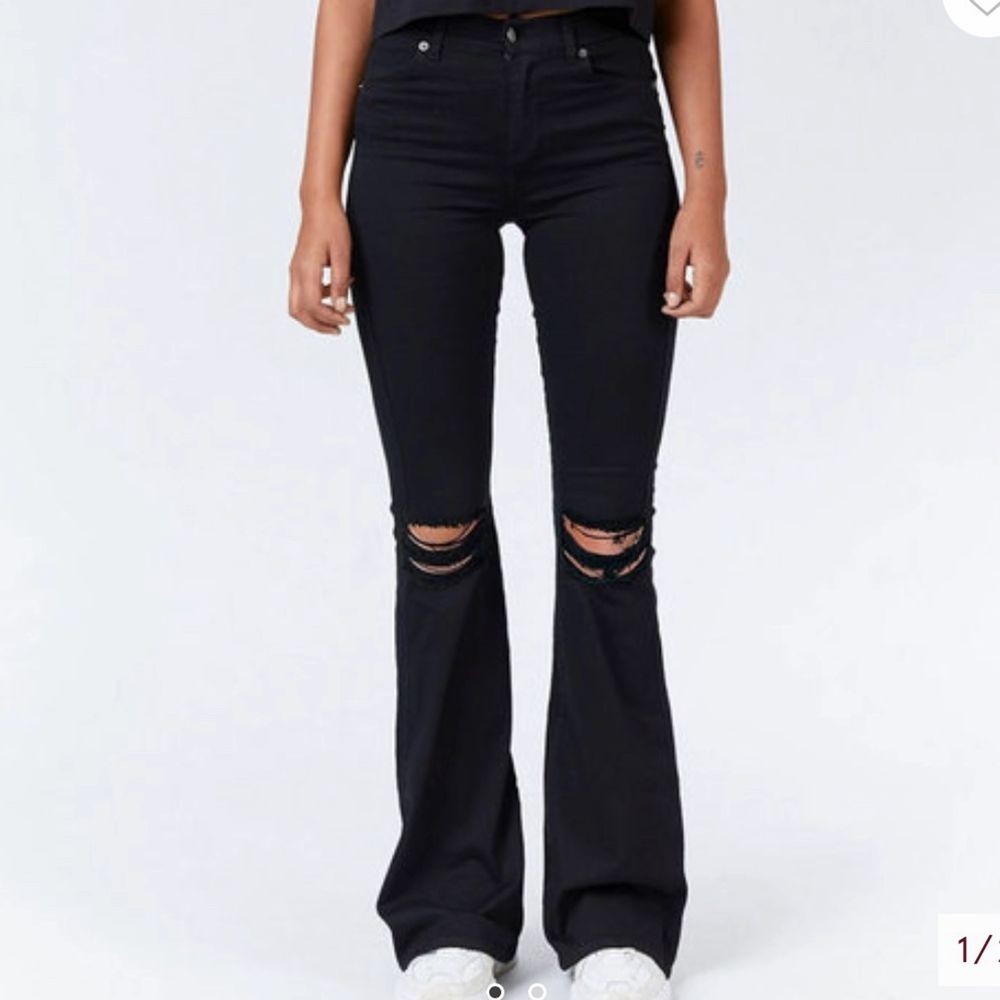 svarta bootcut jeans, med hål | Plick Second Hand