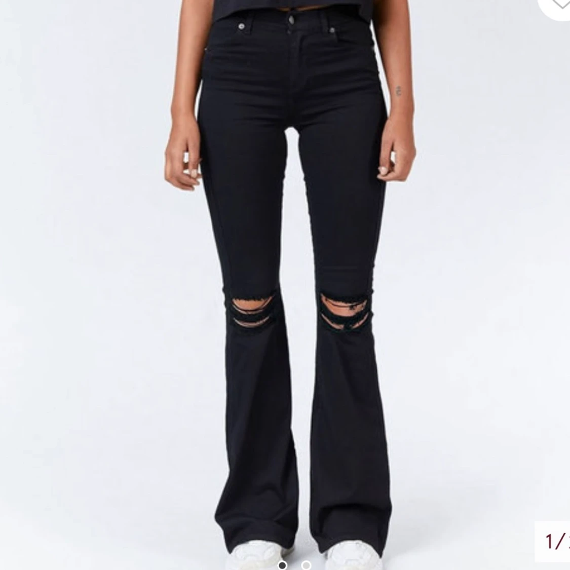 svarta bootcut jeans, med hål