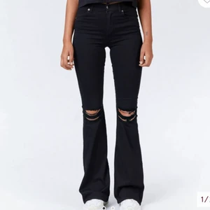 svarta bootcut jeans, med hål - <3 buda