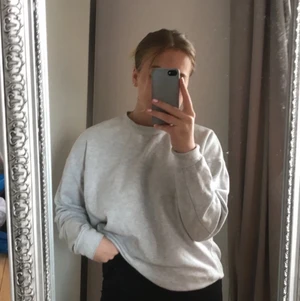 Tjocktröja från /STAY - Jag säljer nu min otroligt coola och snygga tjocktröja som är från /STAY, jag köpte den på Carlings för 2 år sedan. Tröjan är använd mindre än 5 gånger och är i bra skick. Jag säljer denna eftersom den inte riktigt är min stil längre. På ryggen står det REPEATER 5 gånger och det syns även på 2 av bilderna. 