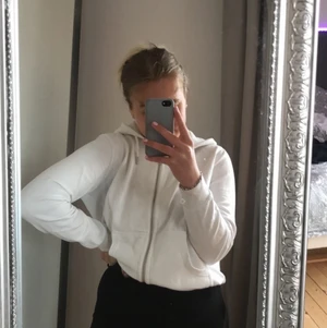 Bikbok kostymbyxor - Jag säljer nu mina kostymbyxor från bikbok som var jätte populära för ungefär 1 år sedan. Älskar dessa byxor men dom har inte kommit till användning på grund av att dom är för stora för mig. Har använt dom ungefär 3 gånger.