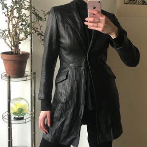 Figursydd skinnjacka - Våren är på g hörrni! Har fått en drös med komplimanger när jag har burit den här, och om jag ska vara ärlig så älskar jag den fortfarande. Men, den ska komma till användning också. Därför: ny ägare sökes! Äkta Matrix vibes 😎 Sitter som en smäck på en 36a, men två knappar saknas, därav biiiiillig. 