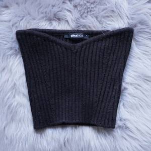 Gina Tricot tube top strl S - Tube top med svag v-ring från Gina. Skulle dock säga att den passar mer xs eftersom den var för liten för mig. Priset är inklusive frakt btw!! Köpt för 250kr från början