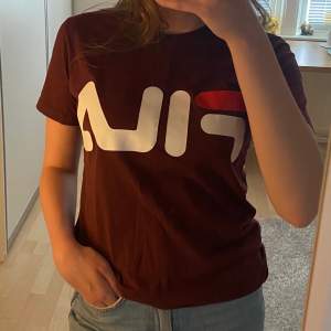 Jag säljer denna T-shirt från Fila då den inte kommer till användning, den är i väldigt bra skick, frakt tillkommer🤍 