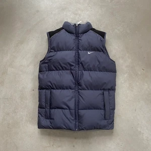 Nike väst - (Lägger upp igen pga oseriösa köpare) Säljer denna populära dunväst från Nike. Passar en XS/S. Lägg endast seriösa bud😊 Inga returer och jag står ej för postens slarv💕