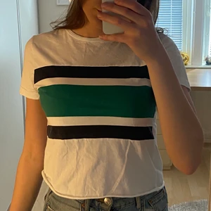 Lefties T-shirt strl S - Jag säljer denna t-shirt då jag inte använder den längre, bra skick. Frakt tillkommer💙