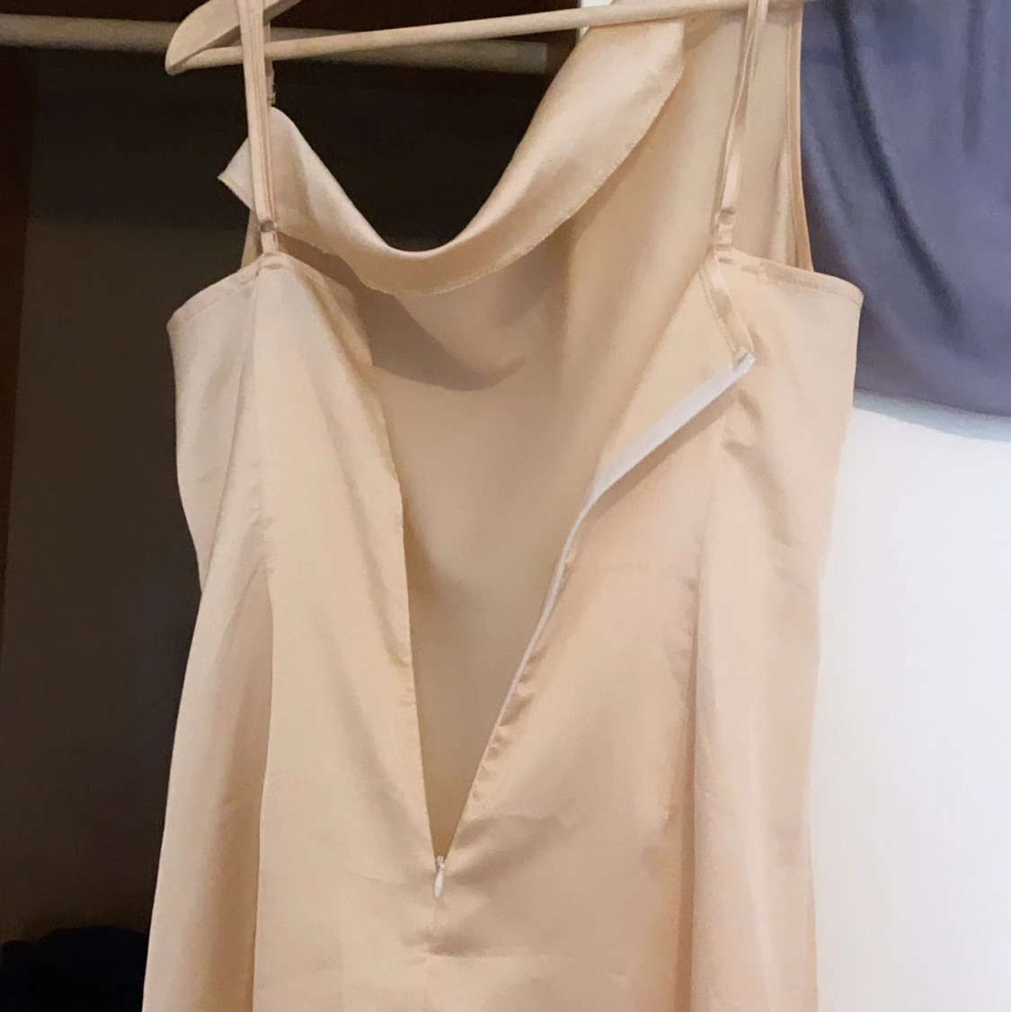 Satinklänning maxi peach färg  - 91