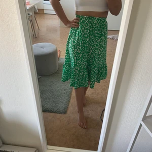 Blommig kjol - Fin och härlig grön kjol, använd fåtal gånger. 🍀