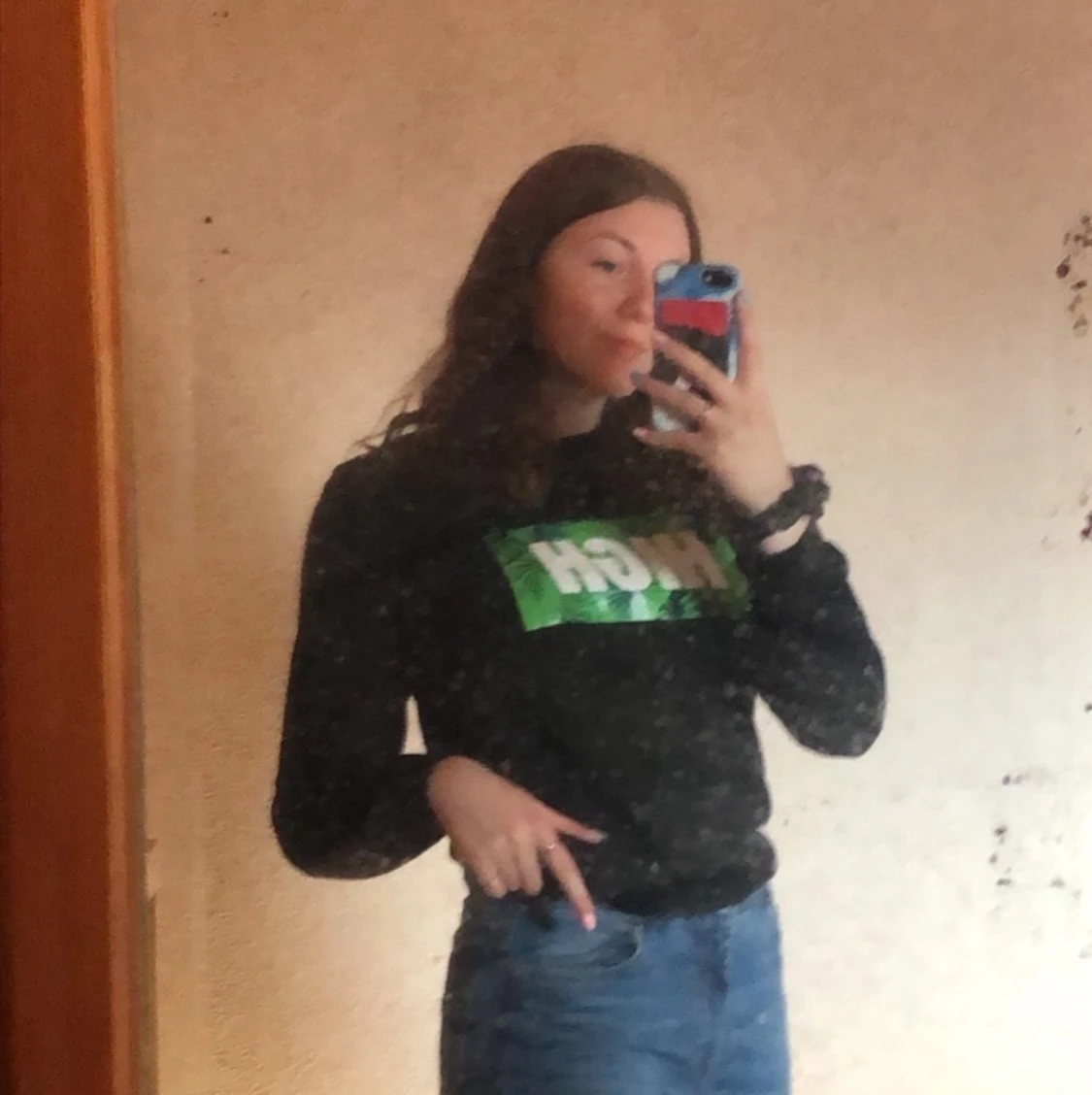 Sweatshirt med texten ”High” - 90