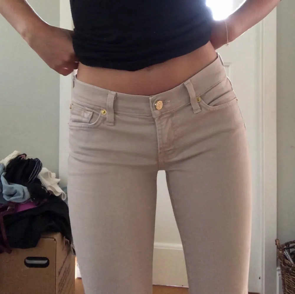 Så snygga lågmidjade vintage jeans från 7 for all mankind! Jag är 1.70 och dessa är långa på mig! ❤️Fraktkostnaden är medräknad i priset!. Jeans & Byxor.