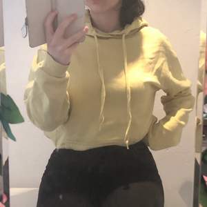 En fin gul, hoodie från cubus som jag köpte för ett par år sedan! Säljer den för att den tyvärr inte längre kommer till användning Köparen står för frakt❣️❣️
