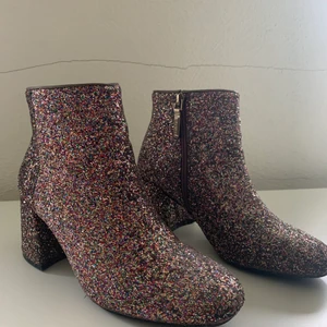 Super glittriga snygga klackar!  - Super snygga glittriga klackar/kängor från Bershka. Använda 1-2 gånger. Storlek 37. 