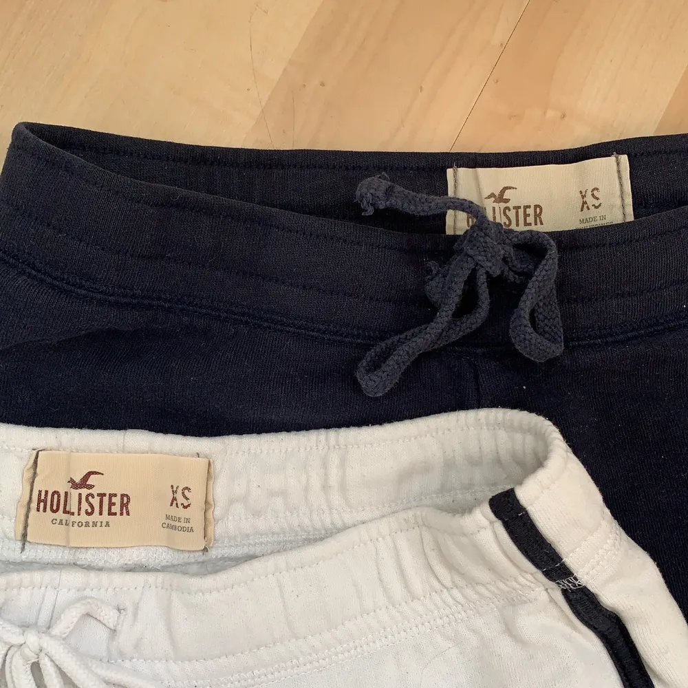 Säljer två par hollister mjukisshorts i blått och vitt. 20kr styck. Shorts.