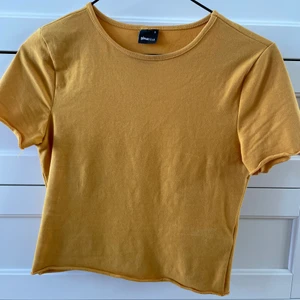 Gul topp från Ginatricot  - Senapsgul topp från ginatricot i bra skick men använd!