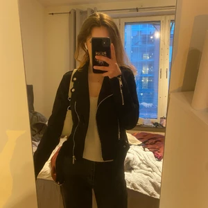 Suede biker jacket från NLY trend‼️ - Biker jacka från Nelly storlek 32! Helt oanvänd, säljer pga att den aldrig kommer till användning! Skriv för fler bilder❣️❣️ Nypris: 600kr!