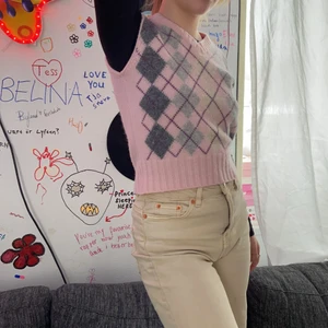 Indie rosa gullig bäst stl XS-S - Jag är 153 så den sitter nedanför midjan på mig, någon längre sitter den nog croppad & mer tight på. Snygg och passar till mycket.