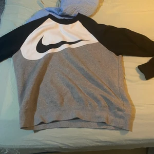 Nike sweatshirt  - Fräsch storlek M jätte snygg 