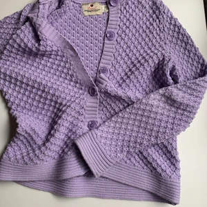 Stickad kofta  - Superfin kofta i världens finaste färg!! 💘💘 Köpt via Tise men satt inte riktigt som jag ville, är i superfint skick o passar bra för 36/38!! ✨🍀🌸