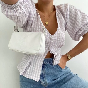 Populär lilarutig blus - Supergullig blus från BikBok säljes pga för liten. Sitter jättesmickrande på kroppen och är i en underbar färg! Första bilden är lånad. Använd ett fåtal gånger, så varan är i fint skick💜 Köparen står för frakt. 