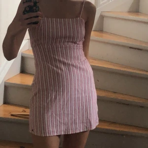 Sommarklänning - Jättefin sommarklänning från pull&bear som tyvärr är lite för kort för mig ( jag är 170cm). Är i bra skick utan defekter. 