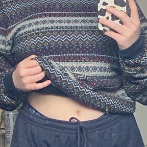 stickad tröja - varm, stickad tröja som kan vändas ut och in om man klipper av lappen. fina mönster på båda sidorna. köpte på second hand för 120kr. 