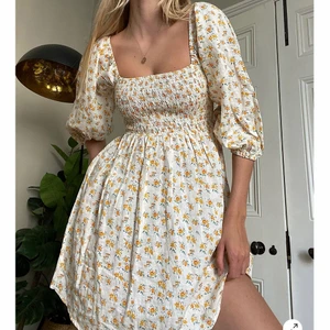 Blommig klänning - Världens finaste miniklänning med gula blommor från Urban Outfitters. Tyget känns som tjockt linne och är inte alls genomskinlig. Helt oanvänd med lappen kvar, säljer då den är för lång på mig som är 1,60. Köpt för 65 £, därav priset. Är i storlek S som modellen på bilden också bär och är true to size. 