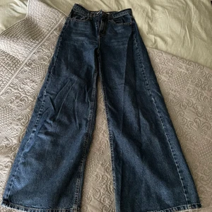 Vida blåa jeans - Säljer dessa trendiga blåa visa jeans från Stradivarius i strl 36. Använda fåtal gånger. Köparen står för frakten❤️
