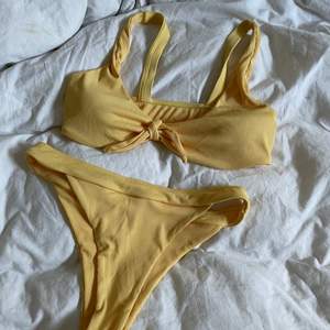 En gullig gul bikini, aldrig använd!