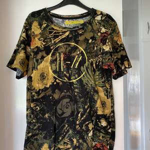 Twenty one pilot merch bandito tour shirt. Storlek M och köparen står för frakten. Nästan oanvänd köpte den under en konsert. :)