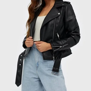 Zara skinnjacka  - Säljer min jättefina zara skinnjacka som inte längre kommer till användning. Är strl M/L men tycker den passar bra på mig som har S/M. Buda (köp direkt för 300) 