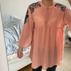 Rosa blommig tunnika/blus - Söt blommig tunnika/blus i strl M märke: Cougar 