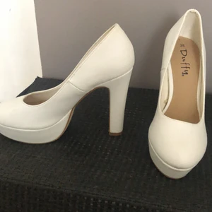 Klackaskor *38 - Säljer ett par klackarskor som endast är använda 2 gånger. Säljer pga att dem inte passar längre. Storlek 38