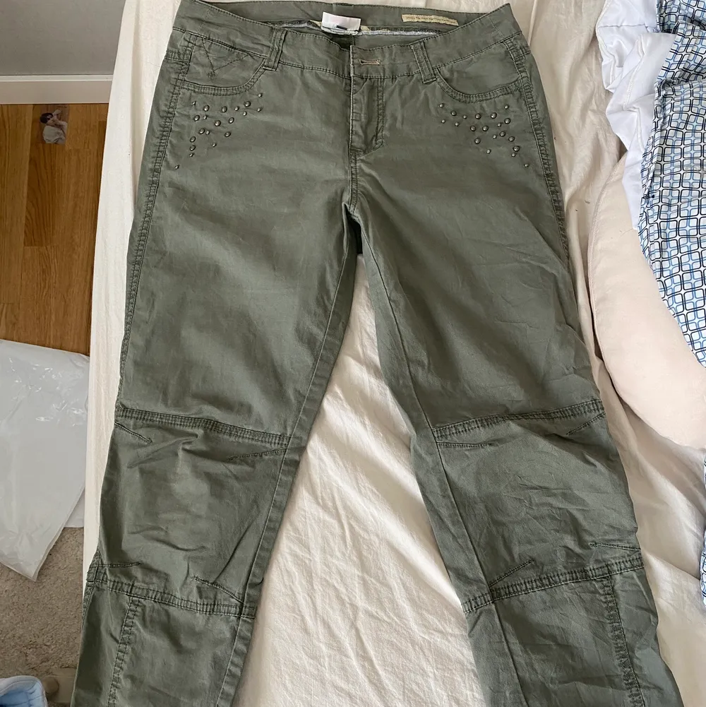 Militärgrön byxor strl 38. Jeans & Byxor.