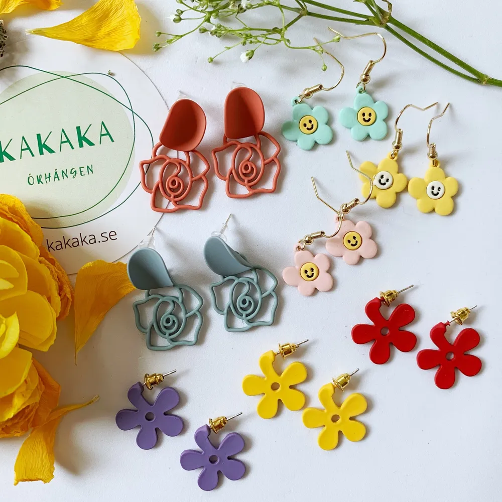 Blommor örhängen i nyskick, oanvända, prisklass 55-85kr/par, inklusive frakt 🌼🌸🌻❤️ följ min Instagram för 2kr rabatt 😉 @kakaka.se . Accessoarer.