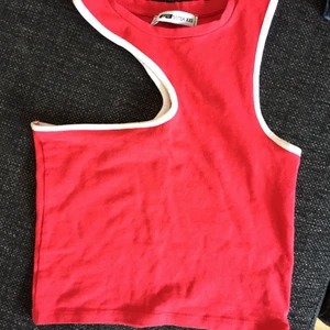 Röd Top - Är i bra skick. Använder bara ett par gånger. (Köparen står för frakt)❤️