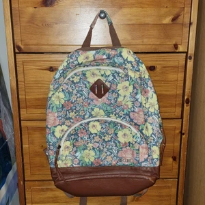 Ryggsäck  - Blommig ryggsäck. Måtten och frakten är på ett ungefär. Köparen står för frakten. Buda i kommentarerna 