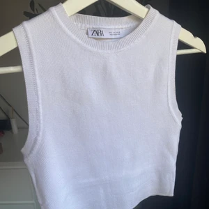 Zara linne - Stickat linne från zara som är helt oanvänt! Säljer för den är för stor för mig. Paketet kan vara spårbart om man vill 💕💕💕