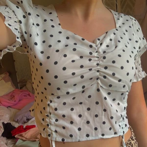 Prickig topp - Ännu en prickig topp med snörning köpt i Thailand men lika bra kvalité för det! Söt till sommaren(pris kan diskuteras)⭐️köparen står för frakten❤️