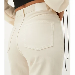 Weekday jeans - Säljer min superfina weekday jeans i modellen Rowe då dem tyvärr blivit för små och inte kommer till användning! Färgen är off-white💗 Köpta för 600kr förra året men sparsamt använda!💗💗 perfekt längd på mig som är 170cm!