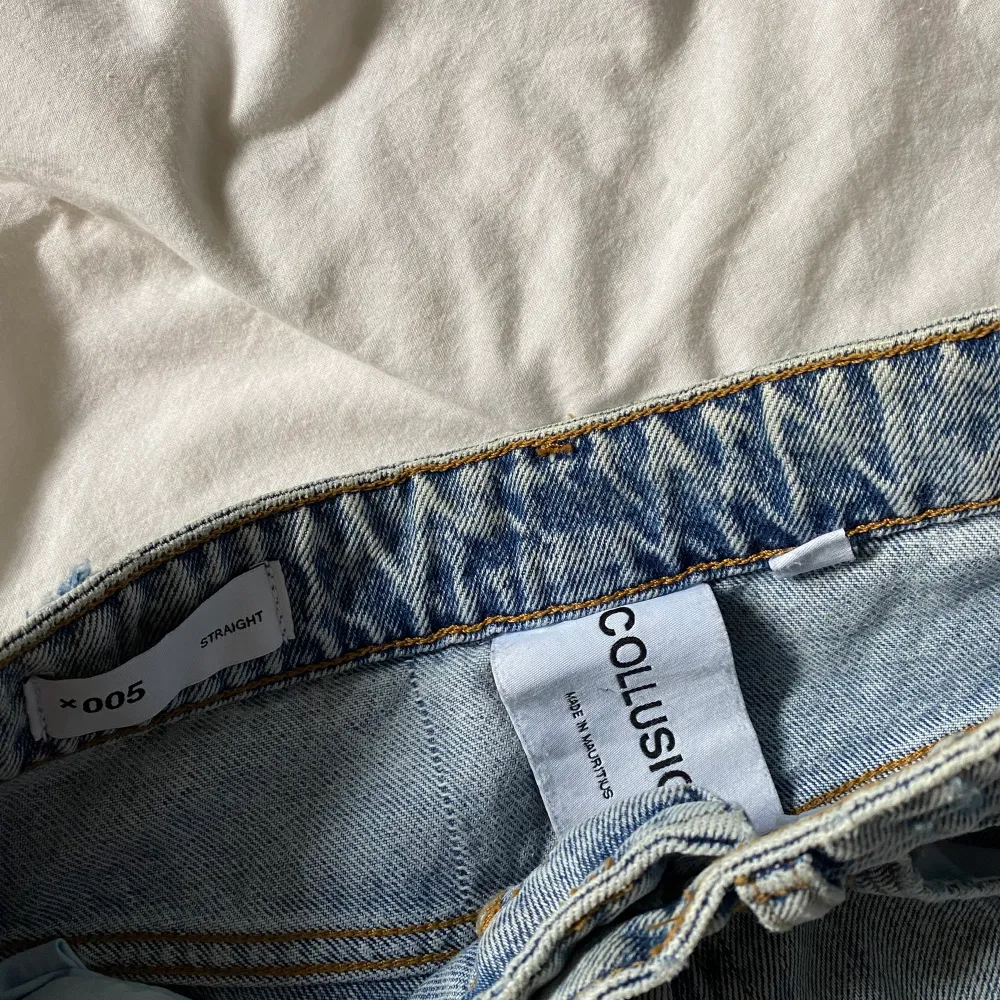 Ursnygga jeans från Asos. Helt oanvända! (Är 166cm och brukar vanligtvis ha 34/36 i jeans). W26!💙. Jeans & Byxor.