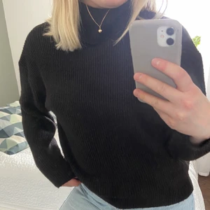 Stickad polotröja!🖤 - Skön stickad polotröja från HM! Stl. M