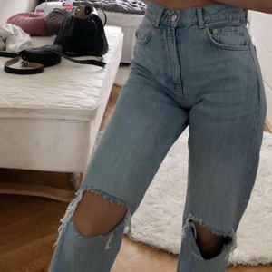 Jättefina jeans - Så himla snygga och sitter bra! Knappt använda eftersom jag har flera liknande jeans. Jättegott skick💗