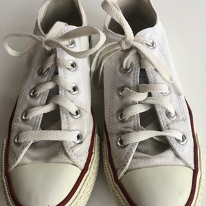 Vita Converse All Stars - Vita Converse i bra skick, storlek 36,5. Nypris var 699kr, säljes för 250kr. Kan mötas upp i Stockholm, annars står köparen för frakten. 