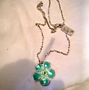 Halsband arium - Långt halsband grön blomma i emalj 