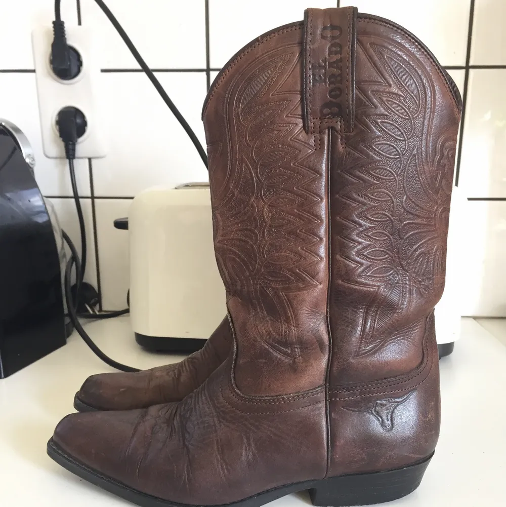 Intresse koll! Super läckra cowboy boots, första bilden är från Kandell Jenners instagram. Dem ser ganska lika ut. Dem är i fin kvalite men tyvär för små för mig. Köpt här på Plick av en underbar person! Det står storleken 39 men är absolut inte de typ 37-38 . Skor.
