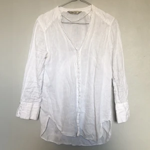 Linneskjorta  - Linneskjorta från Zara i storlek XS men är lite oversize så fungerar till en S också! Kan användas knäppt och uppknäppt eller knuten i midjan ☺️ kan mötas i Stockholm eller postas 